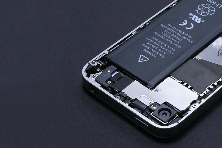 iPhoneバッテリーを自分で交換する危険性と修理店の安全性